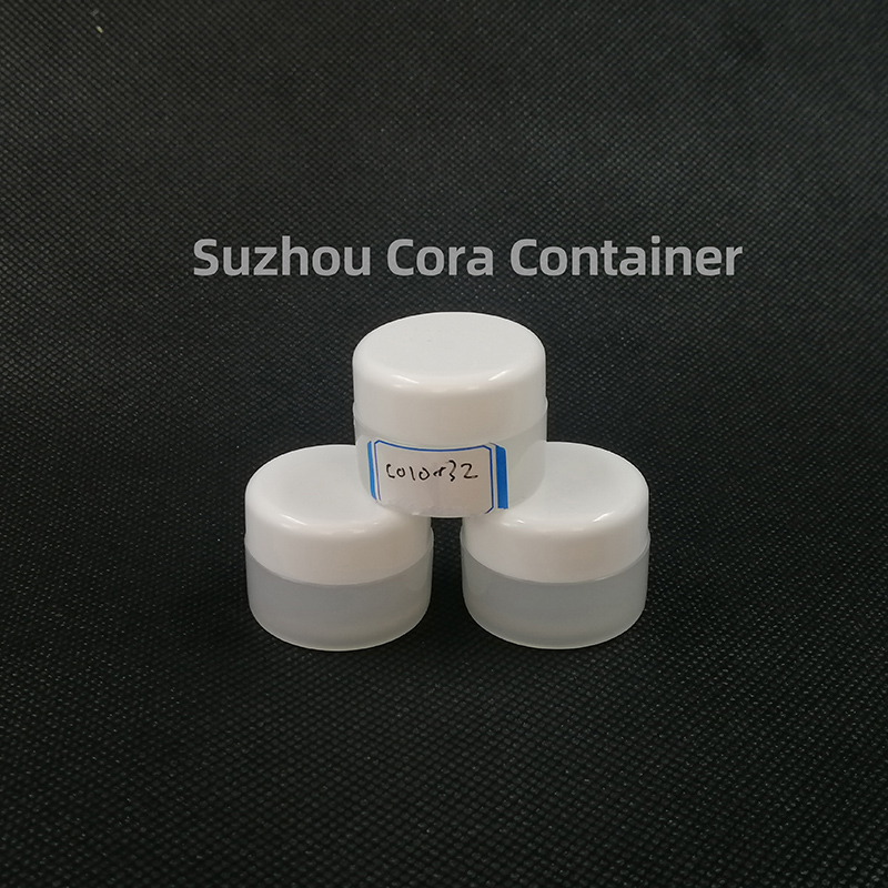 キャップをねじっている10 mlの首28 mmのPETプラスチック化粧瓶